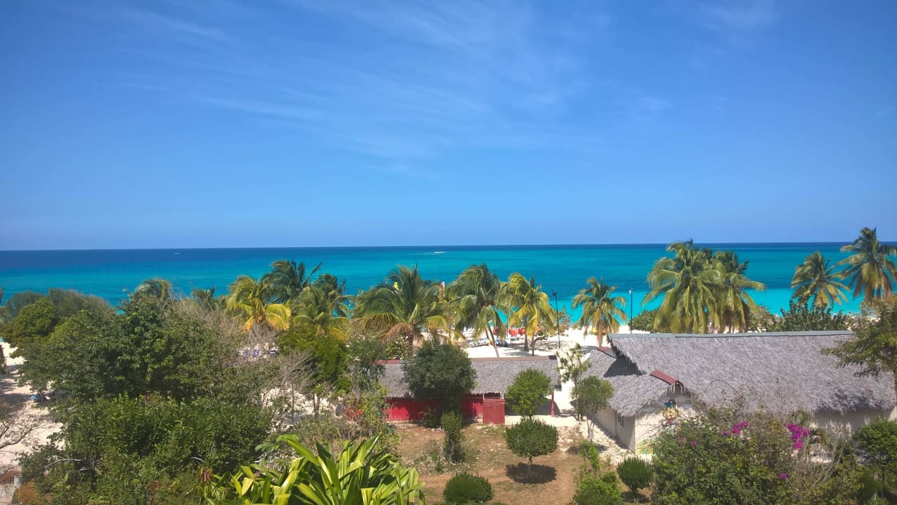 Widok z tarasu hotelowegona plażę Sol Rio De Luna y Mares