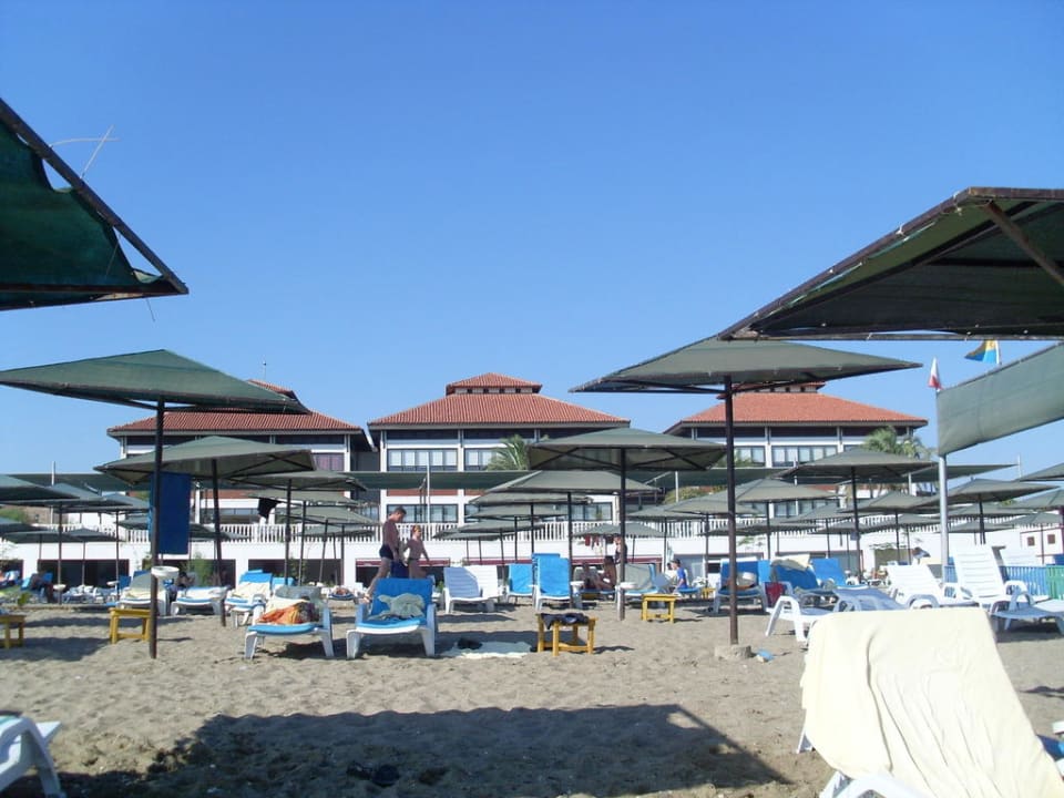 Blick vom Strand auf Hauptrestaurant Hotel Club Nena