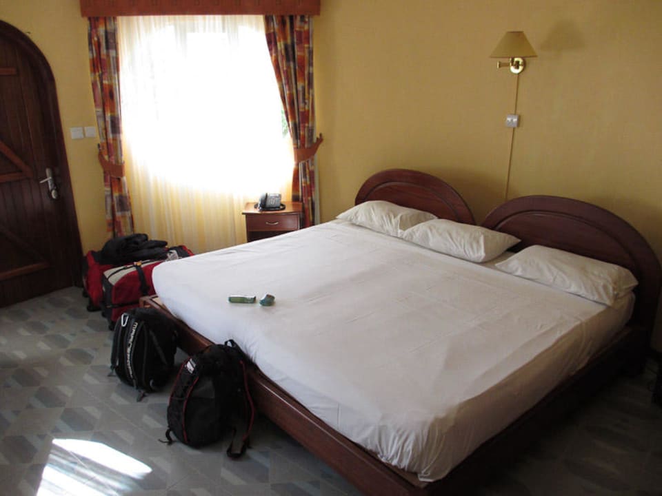 Ein großes Bett Gold Beach Resort