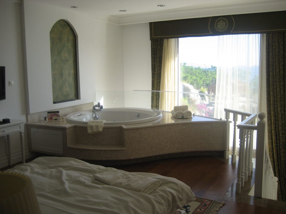 Schlafzimmer mit Whirlpool Sianji Well-Being Resort