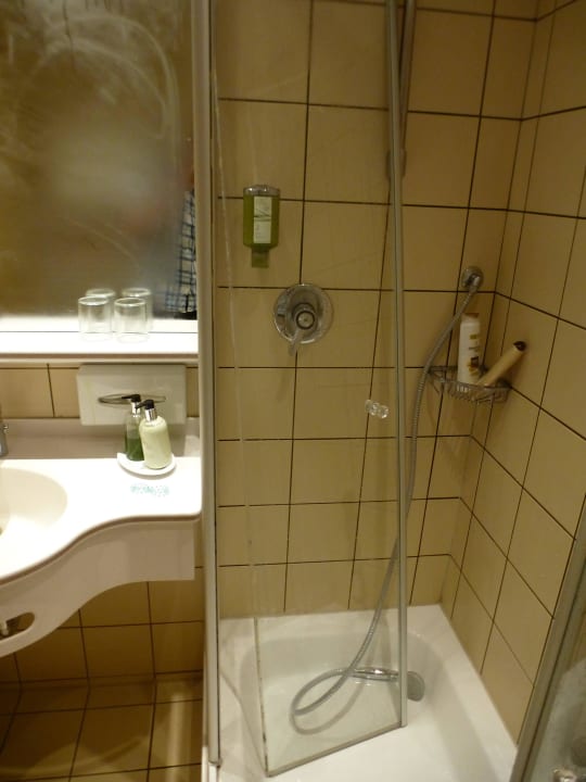 Herabgefallene Duschkabinentüre Hotel Traube am See