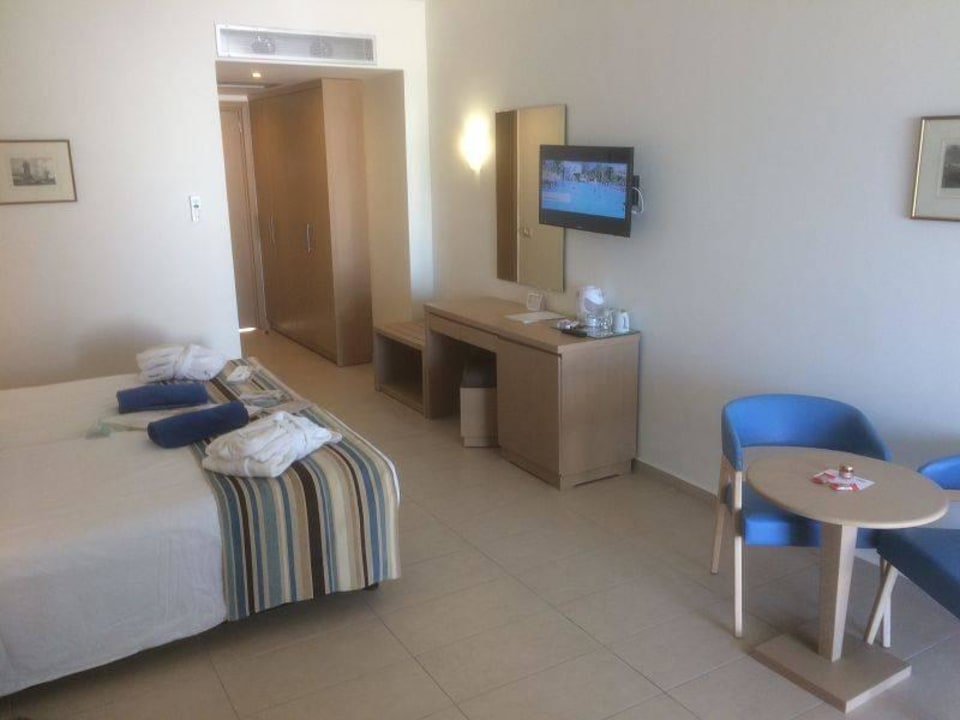 Hauptgebäude Asterias Beach Resort