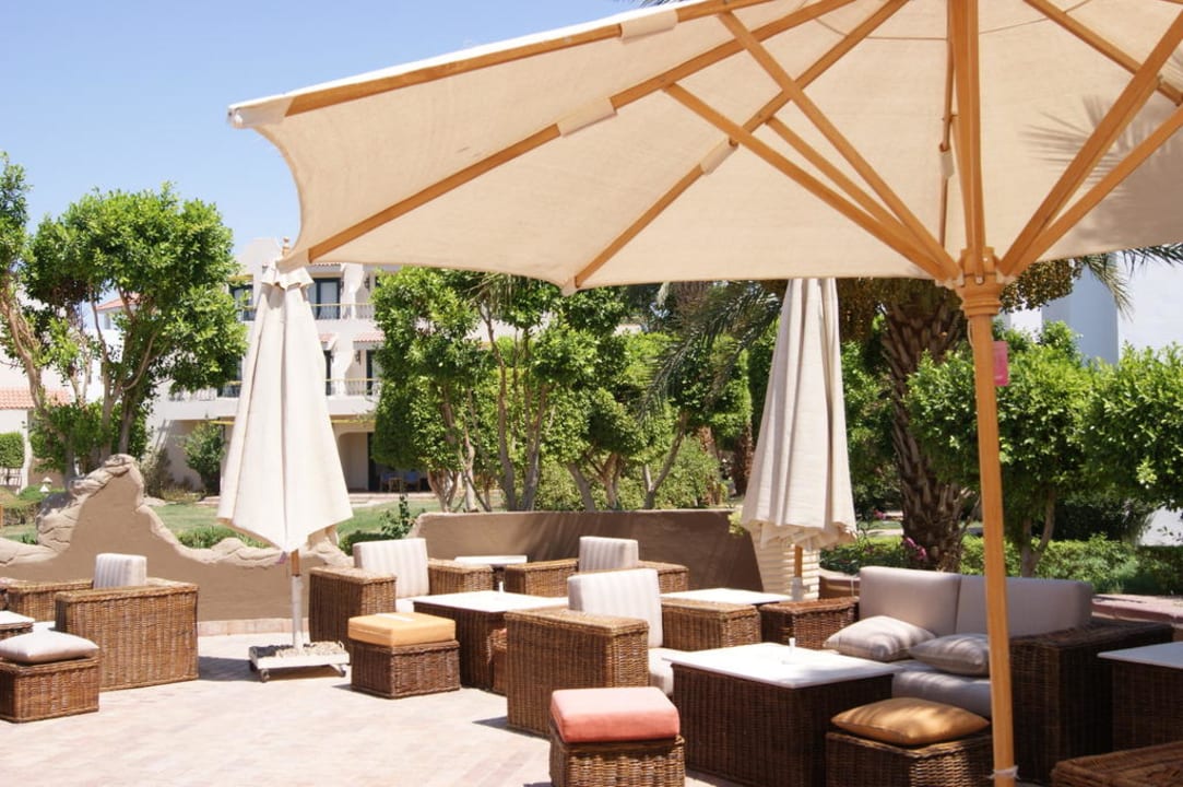 Lounge am großen Pool Lotus Bay Beach Resort