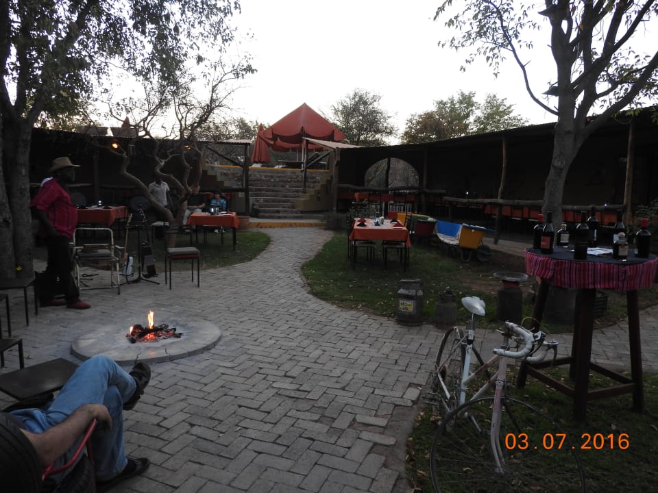 Lagerfeuer und Musik am Abend Etosha Safari Camp