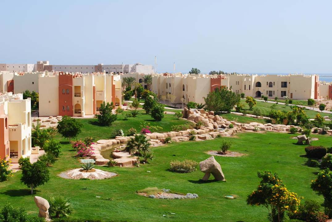 Gartenanlage zwischen den Wohneinheiten SUNRISE Royal Makadi Resort