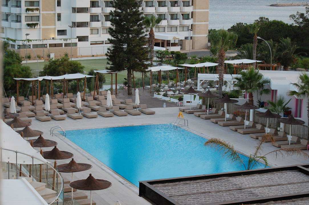 Zimmersicht auf Pool Napa Mermaid Hotel & Suites