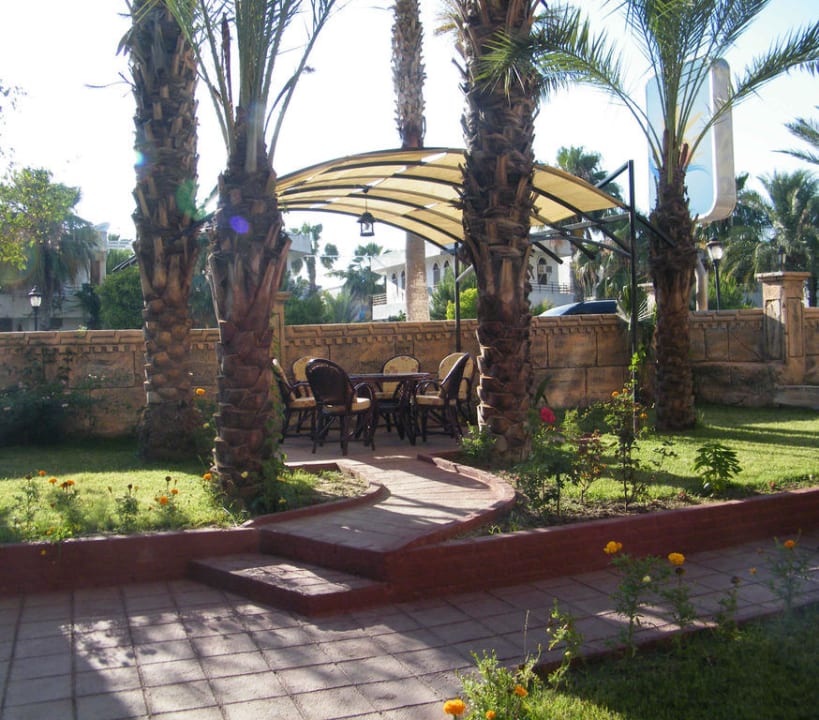 Sitzgruppe vor dem Internetcafe Hotel Club Tess