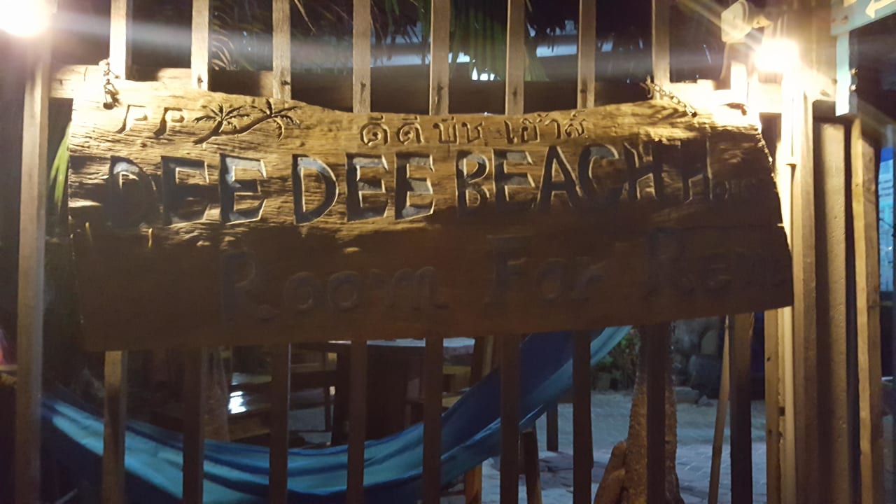 Türschild auf der Strandseite Dee Dee Beach House