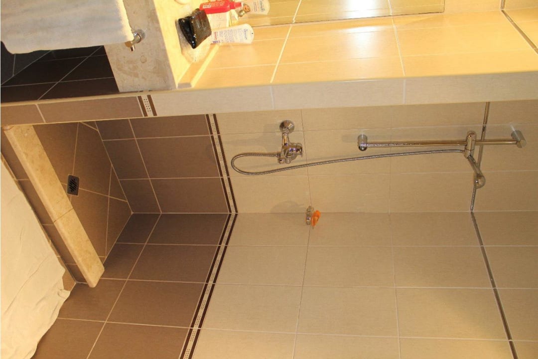 Viel zu kleine und offene Dusche HVD Clubhotel Miramar