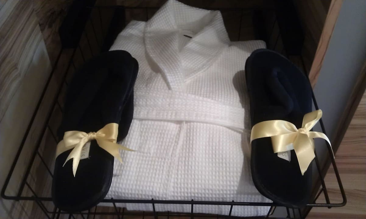 Bademantel und Pantoffeln Bohemia Suites & Spa - Adults only