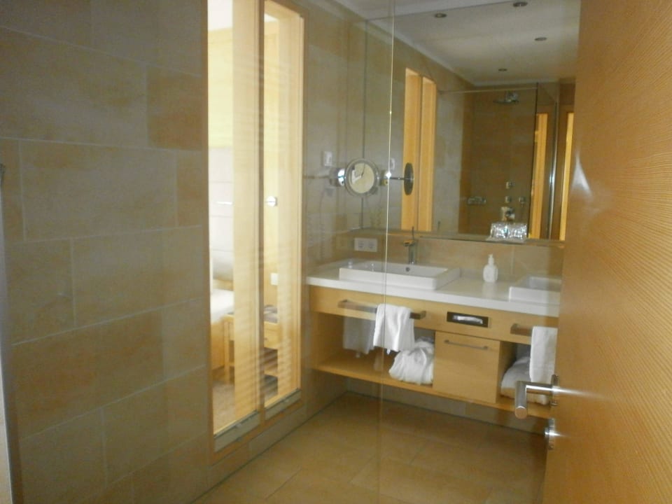 Badezimmer vom Zimmer 33 im SPA Haus derWaldfrieden naturparkhotel