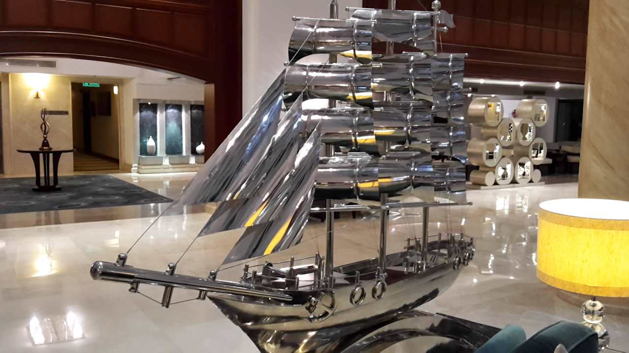 Schiff in der Lobby  Premier Le Reve Hotel & Spa