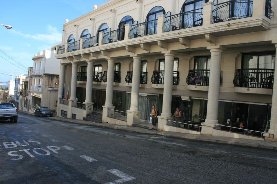 Eingang an der Hauptstrasse Solana Hotel & Spa