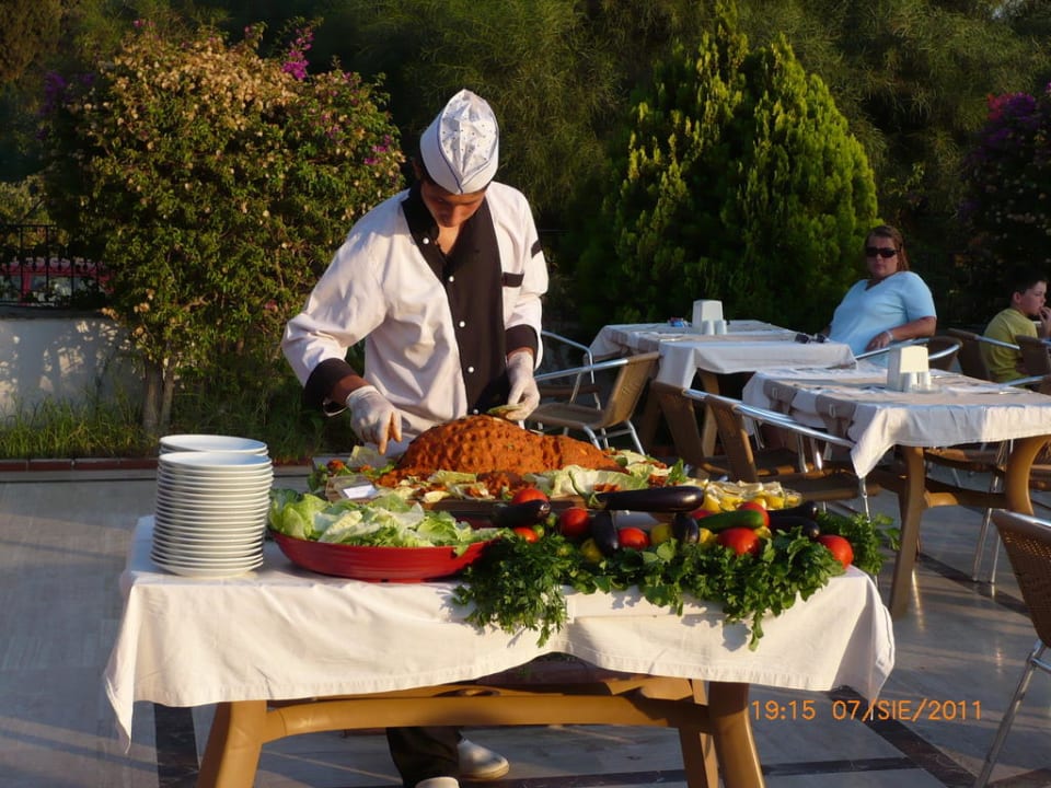 Kolacja podczas wieczoru tureckiego Golden Beach Bodrum