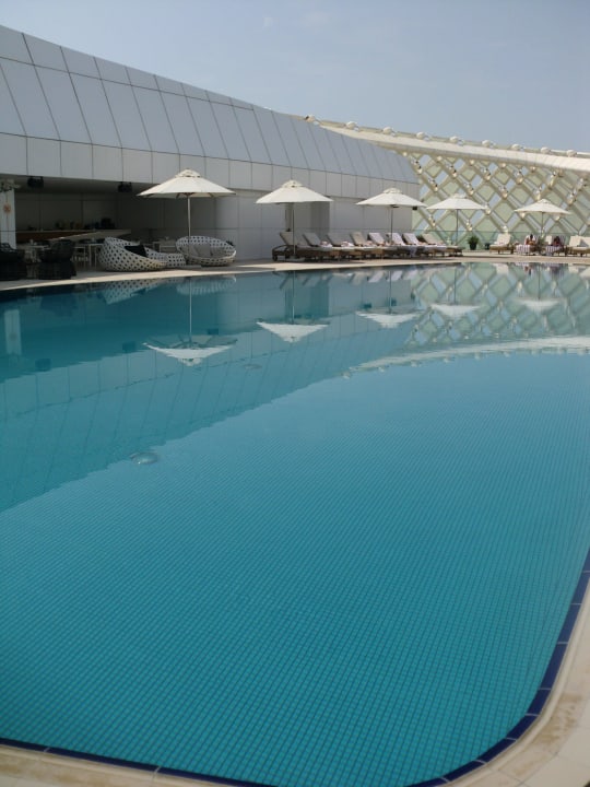 Pool auf dem Dach des Hotels W Abu Dhabi - Yas Island