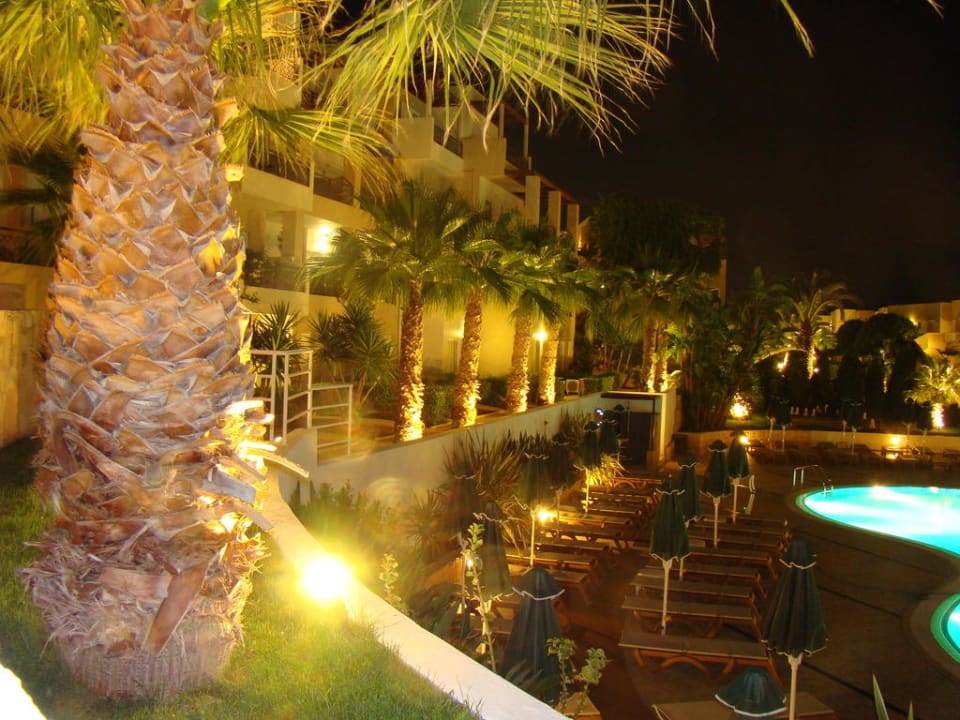 Przy środkowym basenie - wieczorem Grand Hotel Holiday Resort