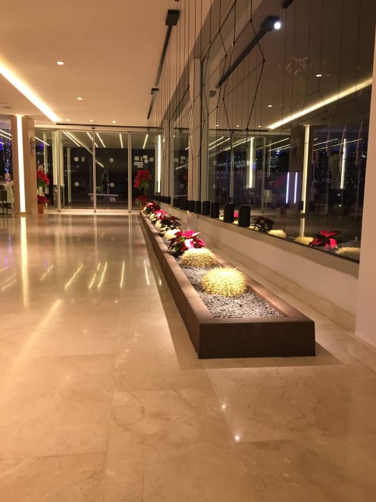 Blick zum Ausgang  alltoura Club Hotel Akeah Broncemar