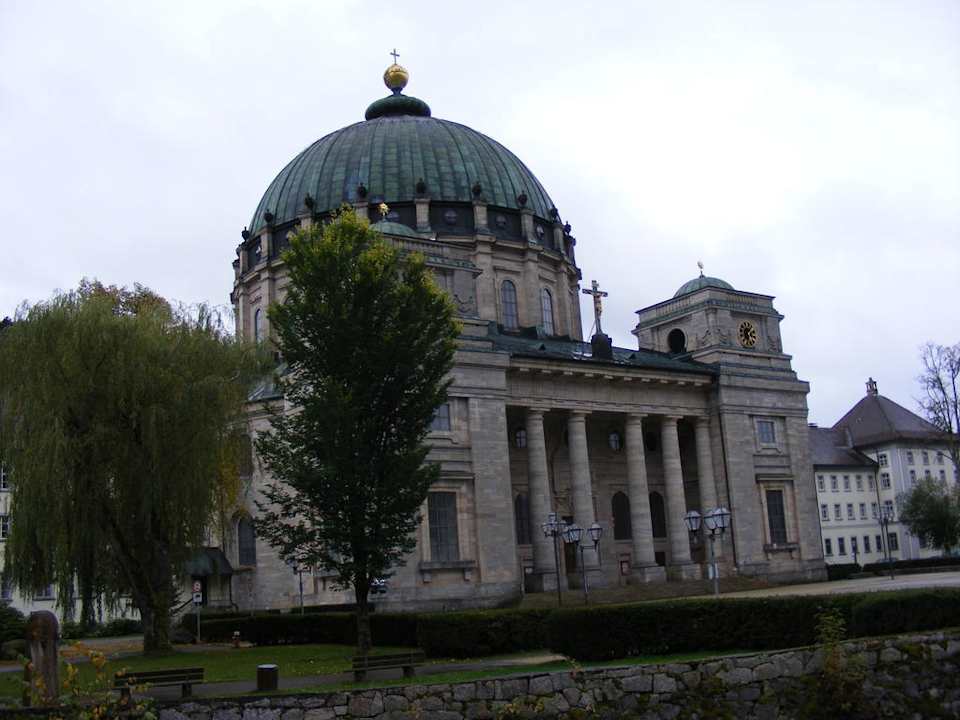 Blick aus dem Hotelzimmer auf den Dom bei Tage Dom Hotel