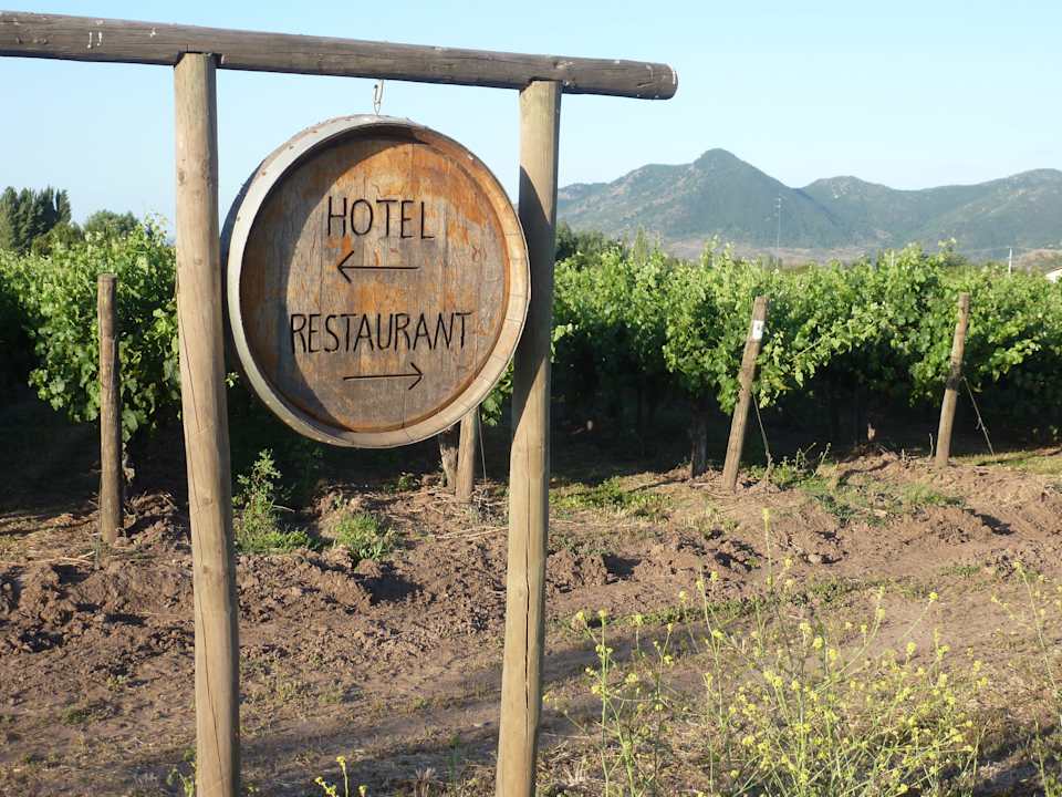 Wegweiser zwischen Hotel und Restaurant Vino Bello Hotel Terraviña