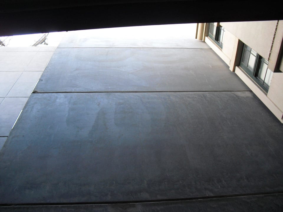 Blick vom Balkon nach oben, weitere 10m Beton HarbourView Apartment Hotel