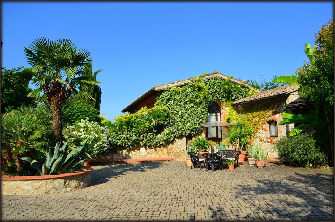 Westansicht Hotel Il Pietreto