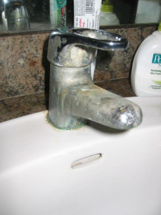 Wasserhahn im verdreckten Badezimmer EKHO Surf