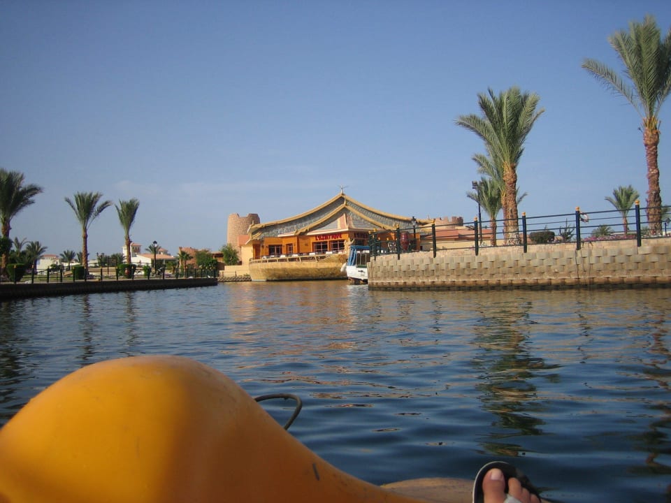 Mit dem Tretboot durch die Anlage Pickalbatros Dana Beach Resort - Hurghada