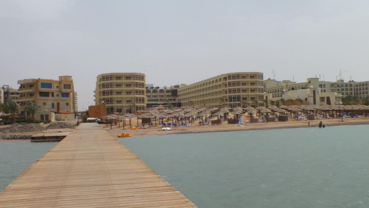 Widok na hotel i plażę z molo AMC Royal Hotel & SPA