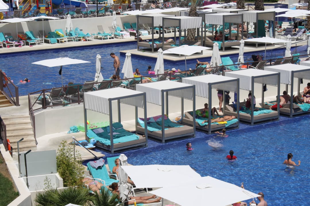 Balibeten am Hauptpool Zafiro Palace Alcudia