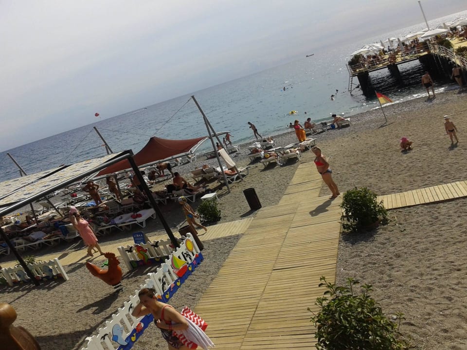 Песочно галечный пляж Limak Limra Hotel & Resort