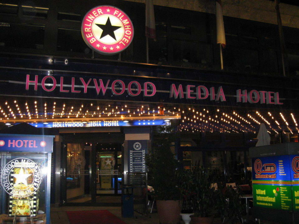 Das Hotel bei Nacht von außen Hollywood Media Hotel