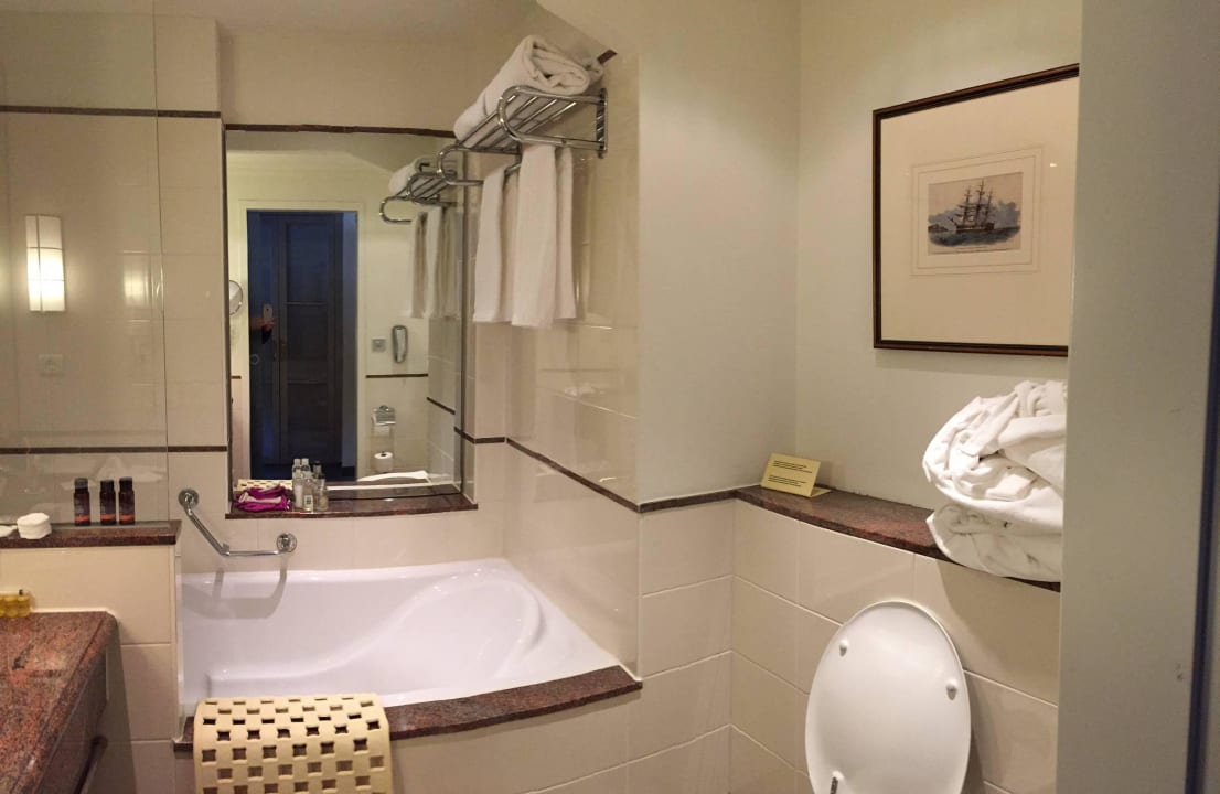 Badezimmer, relativ hoher Einstieg in die Wanne Grand Hotel Amrâth Kurhaus The Hague Scheveningen