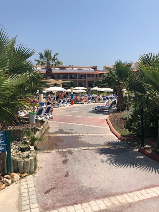 Weg zur Poolanlage Ephesia Holiday Beach Club