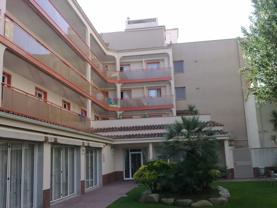 Pohled ze zahrady na hotel Sumus Hotel Monteplaya