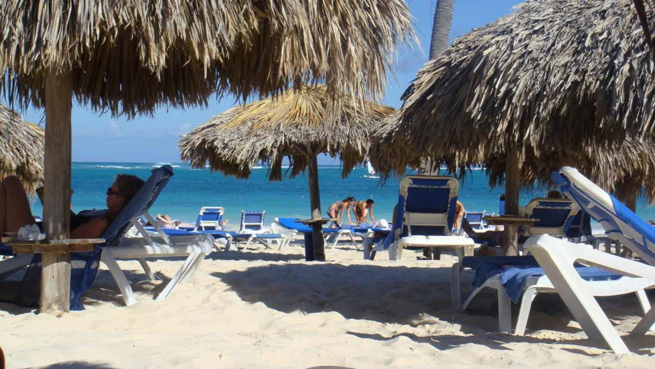 Sehr gemütlich unter den Sonnenschirmen Punta Cana Princess All Suites Resort & Spa