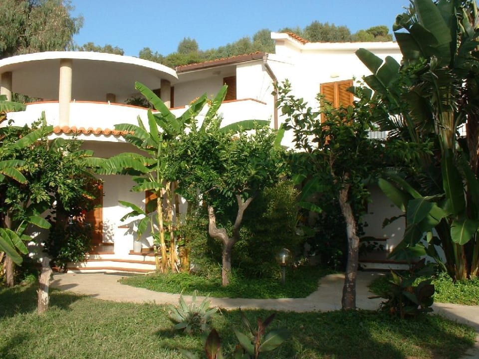 Blick vom Strand in die Appartementanlage Hotel Villaggio Il Gabbiano