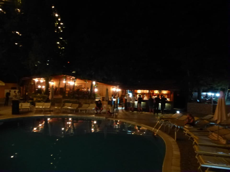 Pool-Bar am Abend HVD Viva Club Hotel