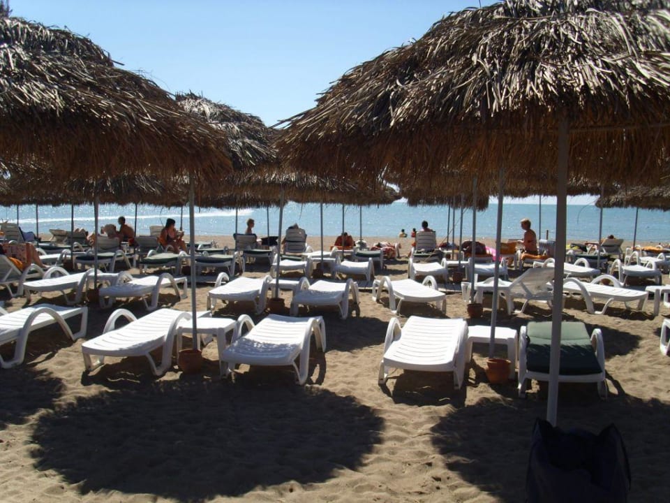 Strand mit zu niederen Sonnenschirmen Siam Elegance Hotels & Spa