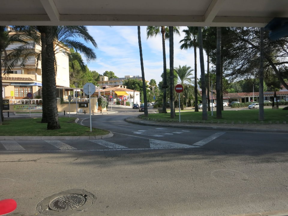 Am Bus-Stop -Hotel links im HINTERGRUND Roc Oberoy