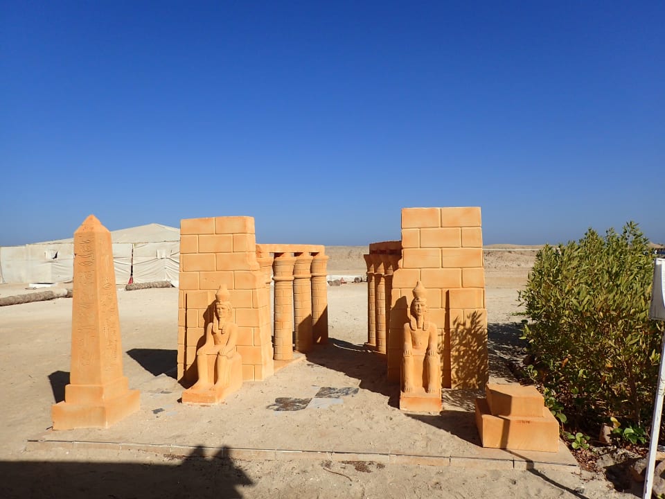 Kleine Kunstwerke auf dem Weg zum Stand Hilton Marsa Alam Nubian Resort