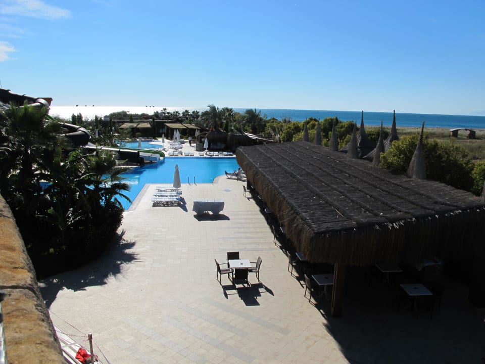 Zicht op zwembad en zee vanuit theater Saturn Palace Resort Hotel