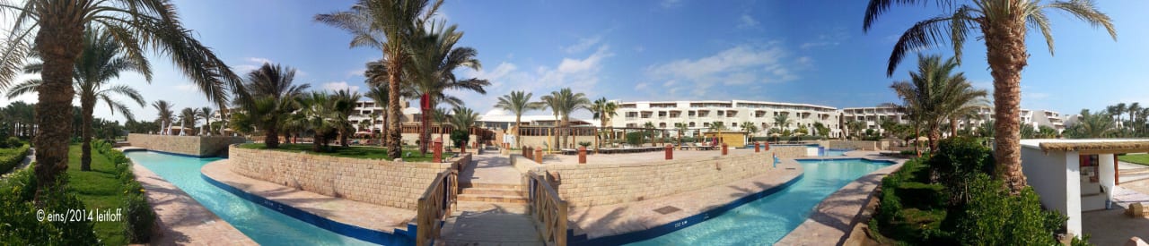 Blick vom Strand Richtung Lobby (East Wing) Fort Arabesque Resort, Spa & Villas