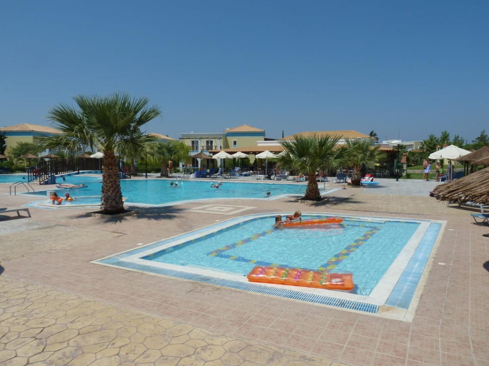 Kinderpool und großer Pool im Village Corali Hotel