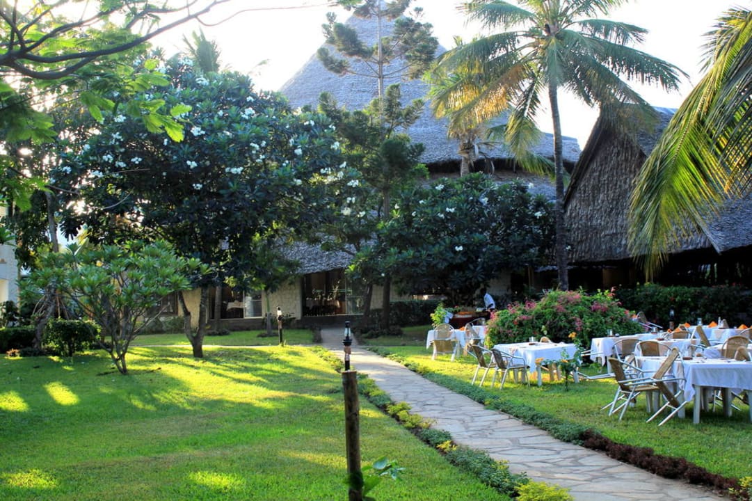 W tle restauracja Hotel Southern Palms Beach Resort