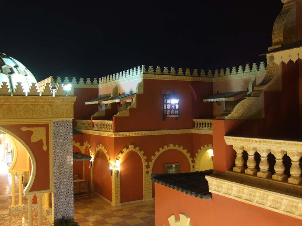 Widok z pokoju wieczorem Pickalbatros Alf Leila Wa Leila Resort - Neverland Hurghada