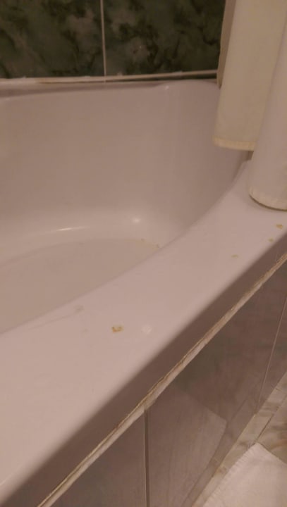 Badewannenrand mit Rost Golden Beach Resort