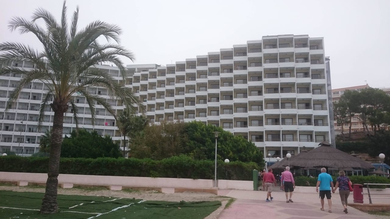 Links modernisiert rechts älterer Gebäudeteil Hotel Vibra Beverly Playa