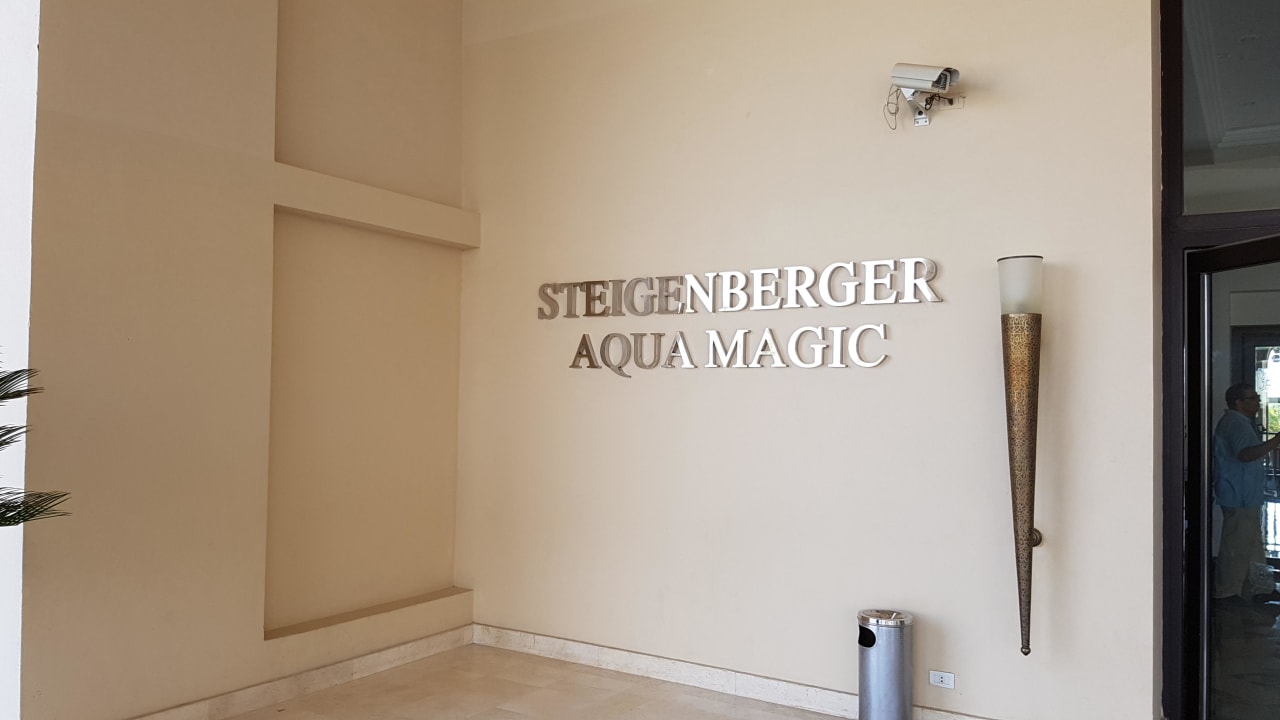Am Eingang  Steigenberger Aqua Magic