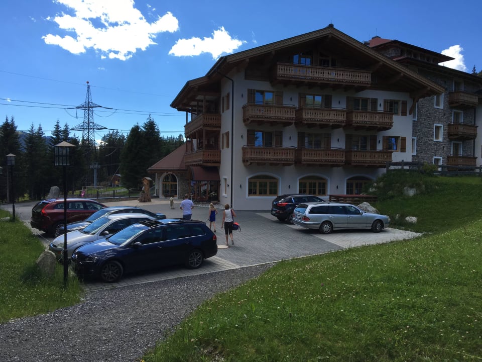 Vom Weg nach Königsleiten aus mit  Parkplatz Berghotel Der Königsleitner -Adults Only