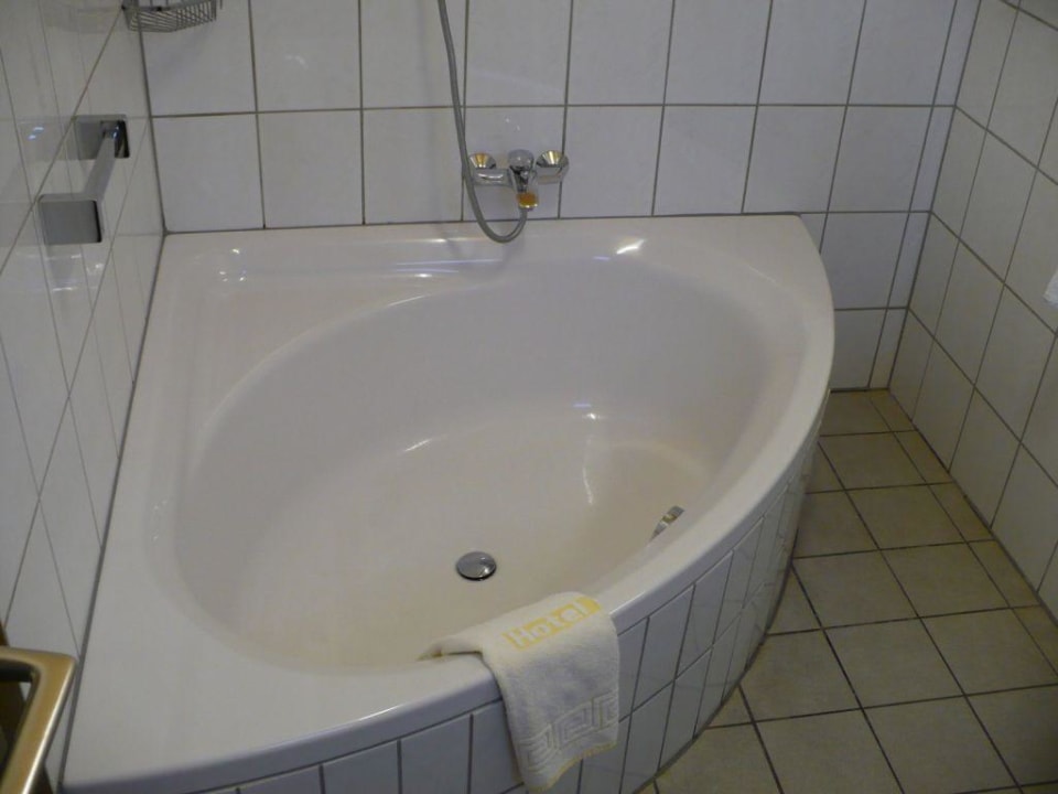 Bad mit Eckbadewanne Hotel Kraka